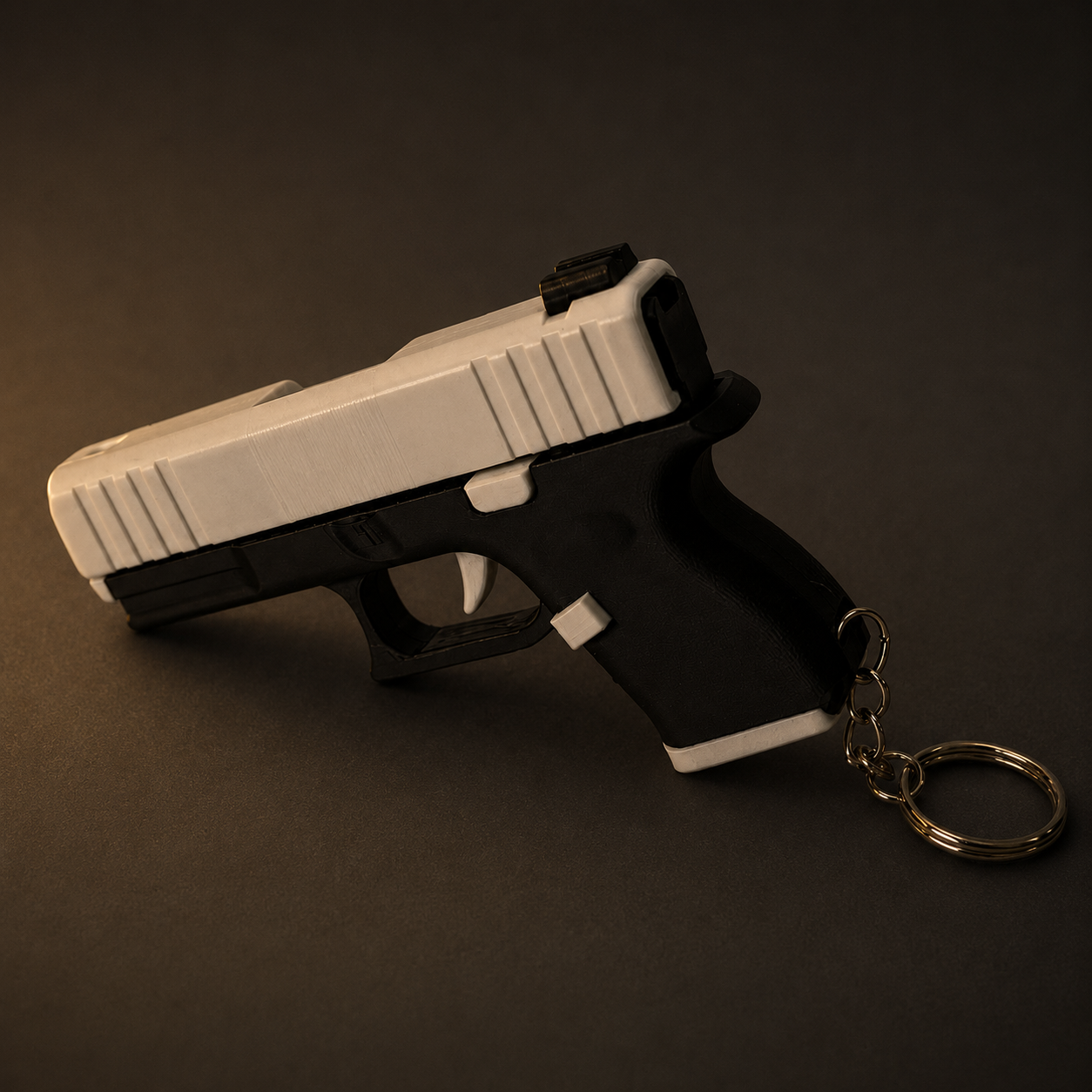 *SOB ENCOMENDA* Chaveiro Decorativo Pistola Glock - Preto e Branco